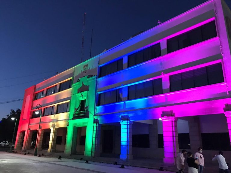 Iluminan  Palacio municipal de Hermosillo con colores LGBTTTl