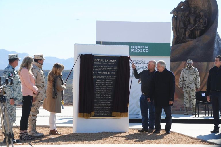 Entregan Presidente de la República y Gobernadora Memorial en Bavispe