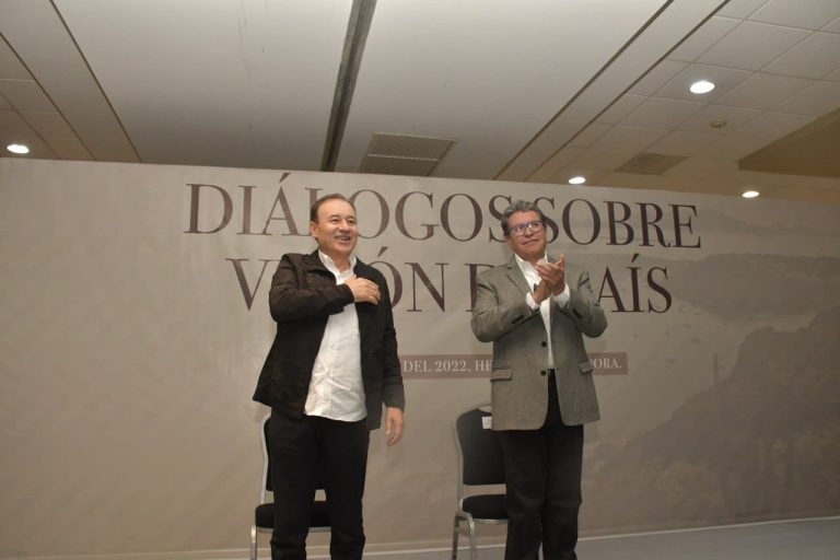 Arropa Alfonso Durazo a otra corcholata