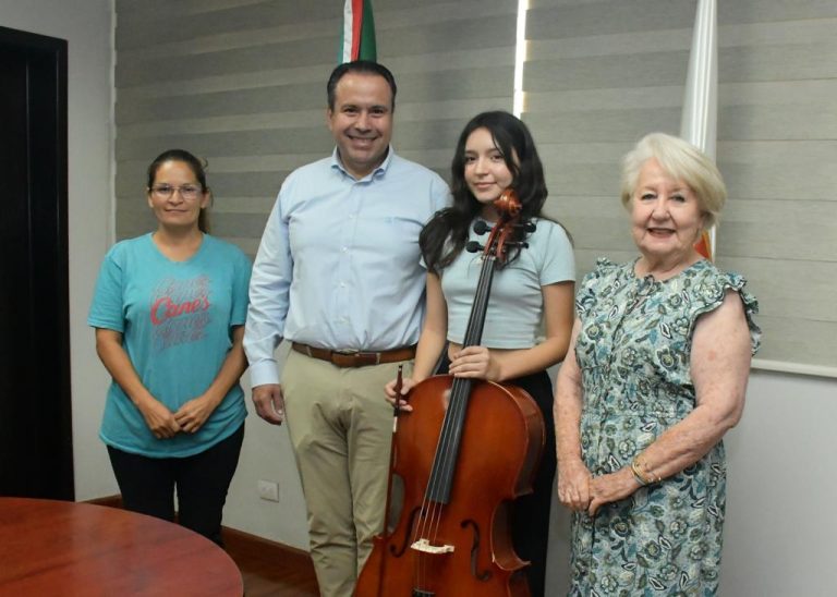 Apoya Toño Astiazarán a Karla Robles, participante en el Festival Internacional de Cellos