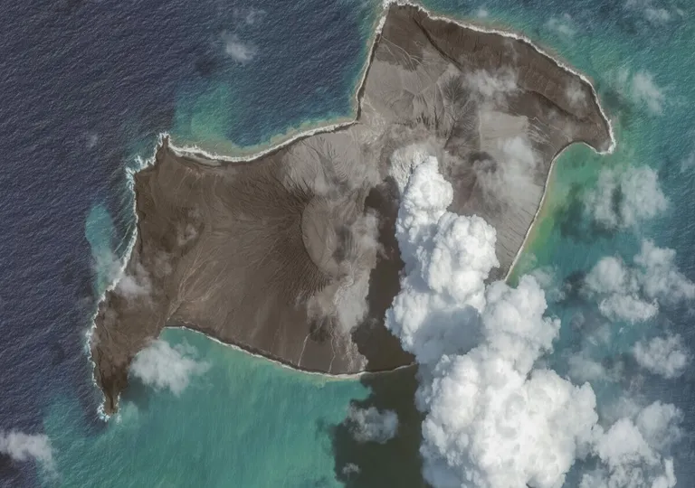 Explosión del volcán submarino de Tonga causó un meteotsunami ¡en toda la Tierra!