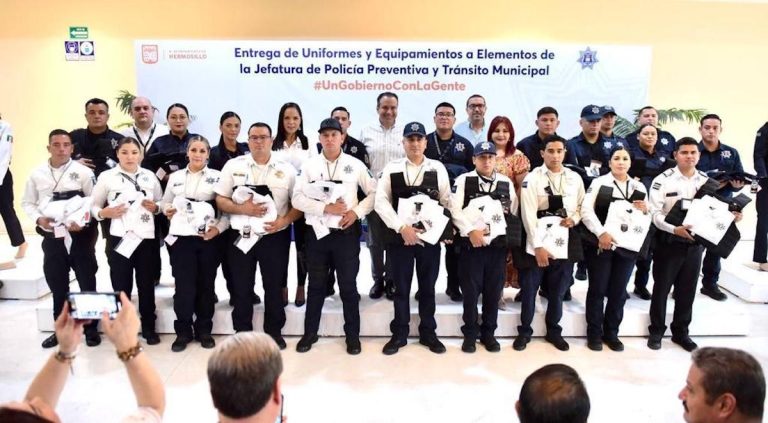 Entrega Toño Astiazarán uniformes y chalecos balísticos a policías municipales