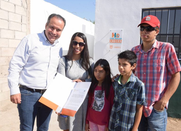 Entrega Toño Astiazarán casas rescatadas del abandono y vandalismo a dos familias