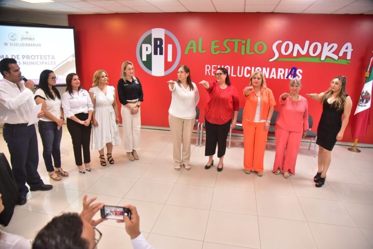 El presidente del PRI Sonora, Rogelio Diaz Brown toma protesta a cinco nuevas dirigentes municipales del Organismo de Mujeres Priistas de Sonora