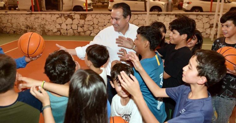 Entrega Toño Astiazarán rehabilitación de Parque a la Madre