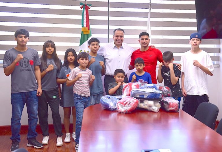 Entrega Antonio Astiazarán material deportivo a niñas, niños y adolescentes de Hermosillo