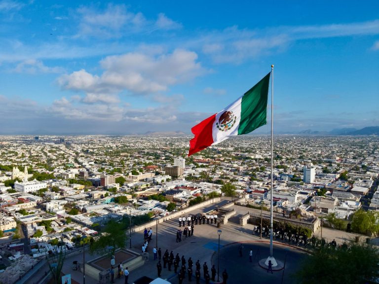 Preside Toño Astiazarán honores a la Bandera en el Cerro de la Campana