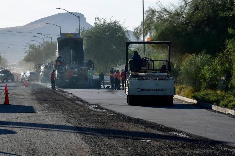 Supervisan Toño Astiazarán junto a residentes recarpeteo de bulevar Lázaro Cárdenas
