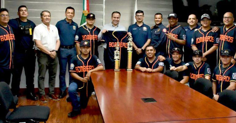 Felicita Toño Astiazarán a equipo de béisbol Bomberos de Hermosillo por su bicampeonato