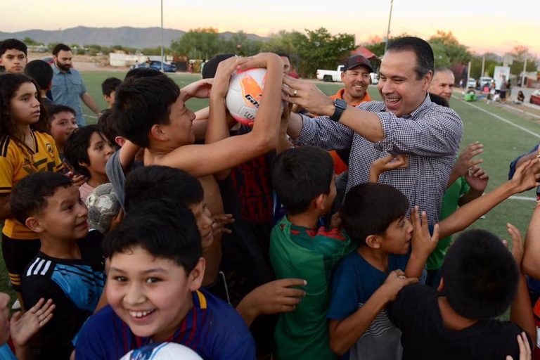Entrega Toño Astiazarán rehabilitación de parque