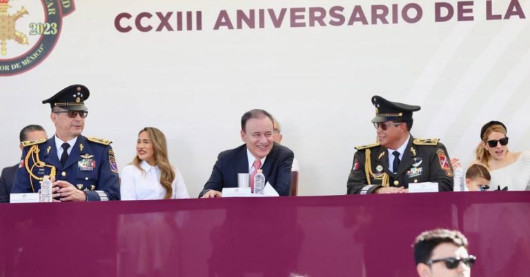 Encabeza gobernador Alfonso Durazo desfile cívico militar por el 213 aniversario de la independencia de México
