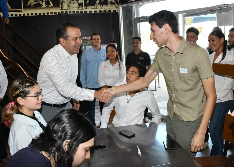 Presentan jóvenes a Toño Astiazarán proyecto de Consejo Estudiantil Universitario