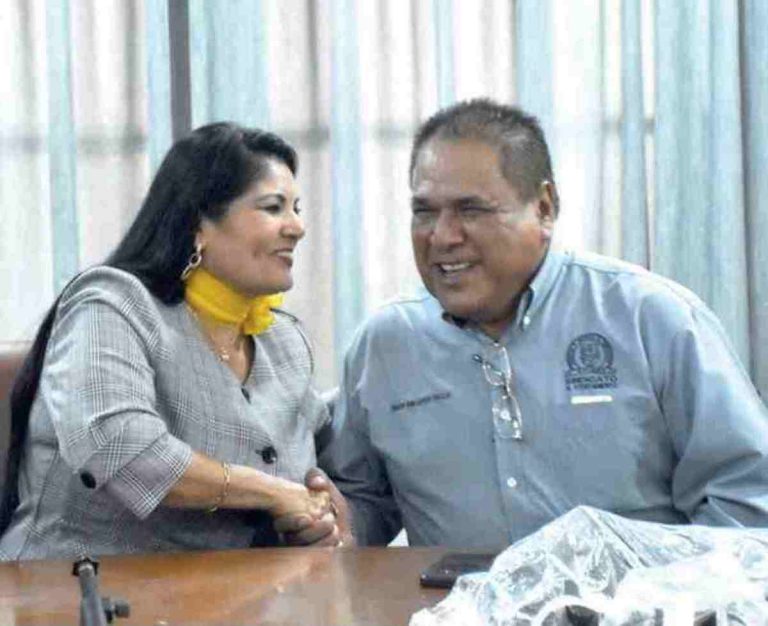 Sindicato secuestra Ayuntamiento de Navojoa