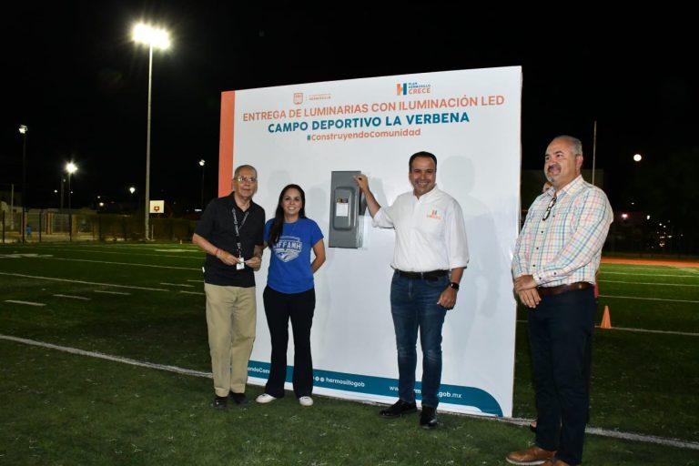 Entrega Toño Astiazarán iluminación LED en campo deportivo La Verbena