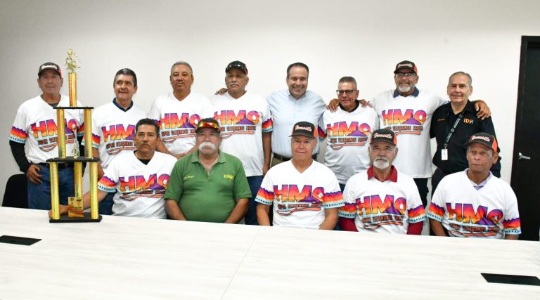 Felicita Toño Astiazarán a beisbolistas veteranos ganadores de campeonato estatal