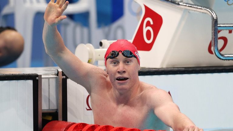Nadador británico con COVID gana medalla en natación