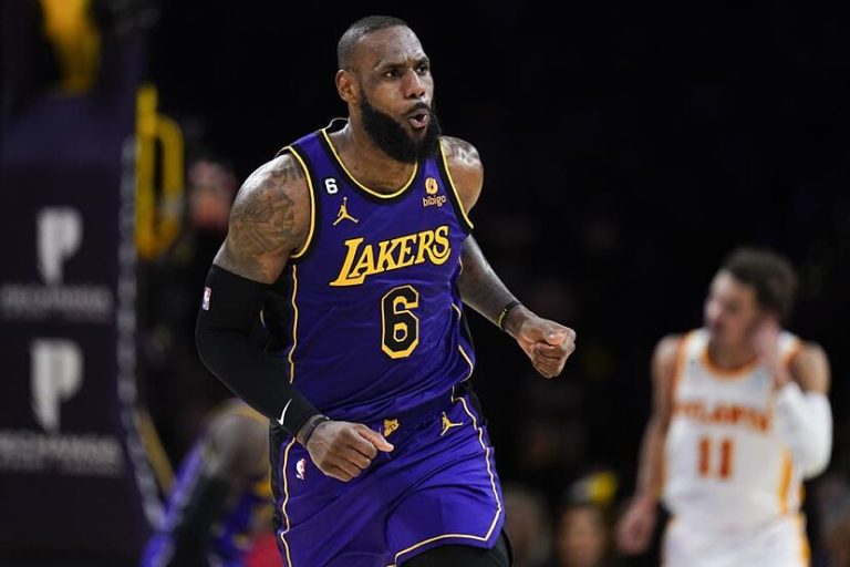 LeBron James renueva con Lakers por 2 años y más de 100 mdd