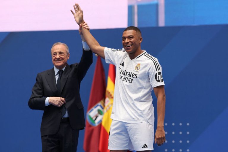 Kylian Mbappé se viste de blanco y es presentado como jugador del Real Madrid