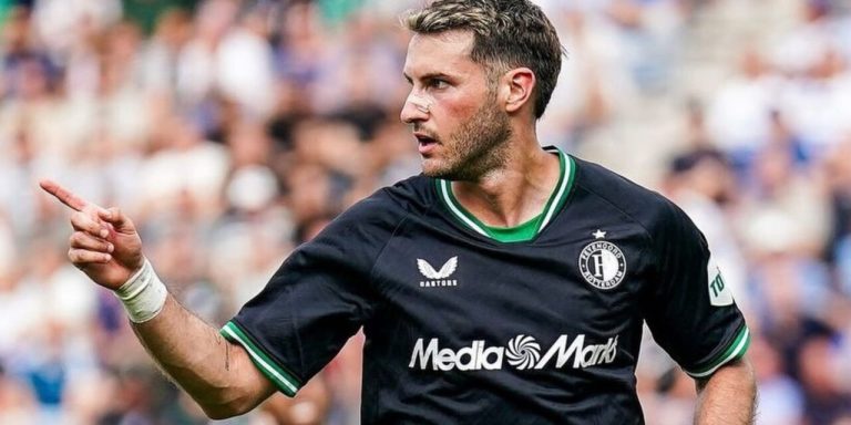 Primer doblete de Santi Giménez