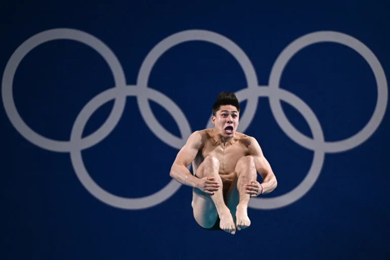 Osmar Olvera gana medalla de bronce en trampolín de tres metros