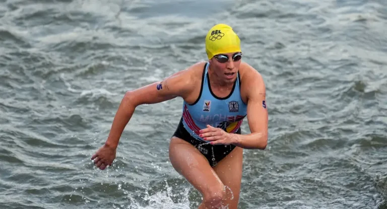 Confirman que atleta belga que nadó en el Sena contrajo bacteria E. coli