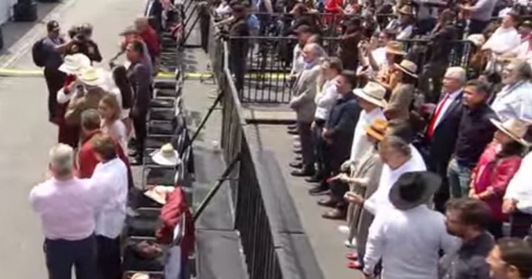 4T: Honor y poder divididos