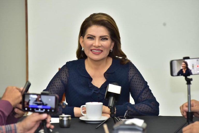 Lorenia Valles sin estridencias en el carril del 2027